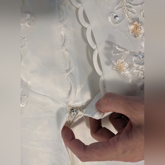 Wedding dress - Picture 8 of 9